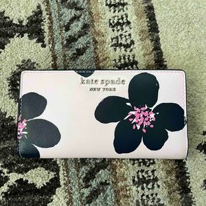 Cute kate spade wallet 🌺